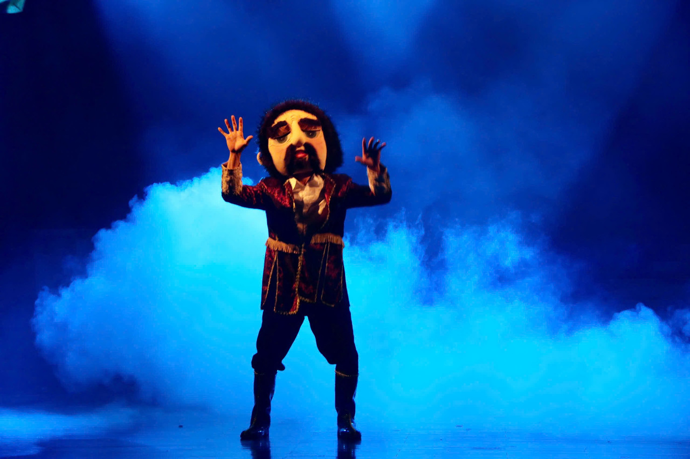 Vở múa rối Bầy chim thiên nga được dàn dựng công phu, kết hợp kỹ thuật dàn dựng hiện đại với chất liệu dân gian, cổ tích châu Âu.