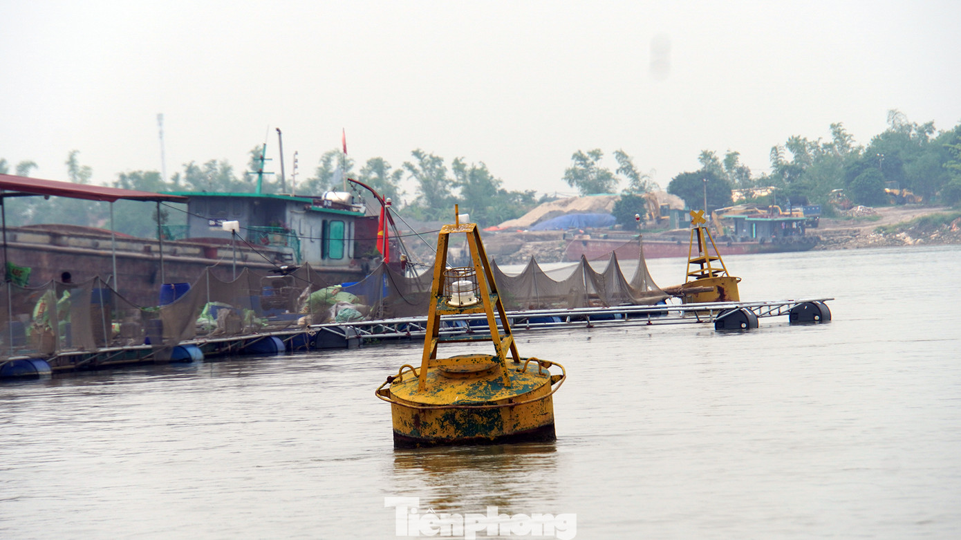 Ghi nhận của PV Tiền Phong, nhiều vị trí phao xác định luồng tuyến giao thông thủy trên sông Kinh Thầy có dấu hiệu bị lồng bè che khuất. Thậm chí, nhiều hộ đặt ô lồng nuôi thủy sản vượt ra khỏi các cọc phao tiêu.