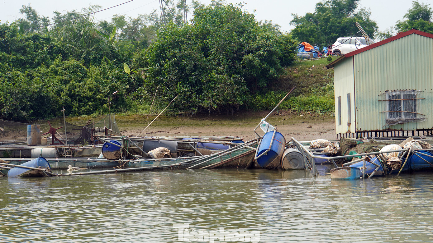 Mới đây, một sự cố giữa tàu chở hàng va chạm với lồng bè nuôi cá khiến cả tàu và lồng bè nuôi cá bị hư hỏng. Lực lượng chức năng đã vào cuộc điều tra, xác minh làm rõ.