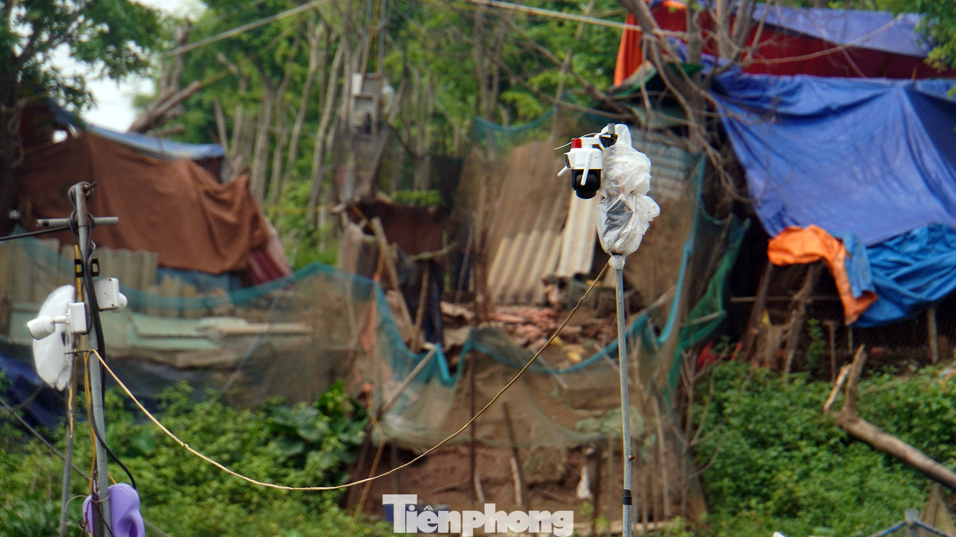 Theo anh Công, nguyên nhân là do lồng bè nuôi cá quá dày đặc, phủ kín cả một khúc sông, lòng sông bị thu hẹp, nhất là khu vực khúc cua, sông lượn. Vào ban đêm, hàng nghìn lồng bè đồng loạt thắp đèn sáng một khúc sông, khiến lái tàu bị giảm tầm nhìn, khó xác định luồng tuyến di chuyển dẫn đến sự cố.