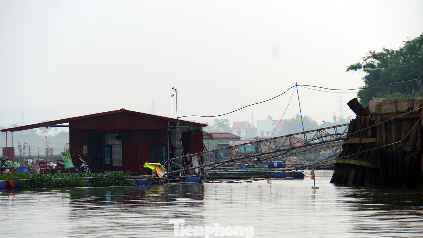 Ghi nhận của PV Tiền Phong, bờ sông Kinh Thầy, đoạn chảy qua địa phận các xã Nam Tân, Nam Hưng (huyện Nam Sách, tỉnh Hải Dương) dày đặc nhà nổi, ô lồng nuôi trồng thủy sản.