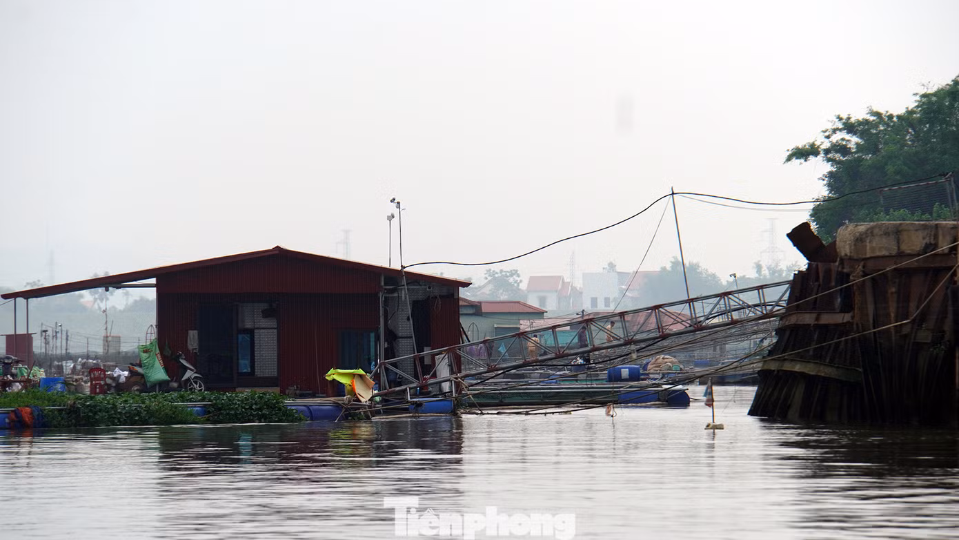 Ghi nhận của PV Tiền Phong, bờ sông Kinh Thầy, đoạn chảy qua địa phận các xã Nam Tân, Nam Hưng (huyện Nam Sách, tỉnh Hải Dương) dày đặc nhà nổi, ô lồng nuôi trồng thủy sản.