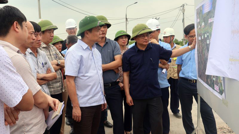 Ông Lê Ngọc Châu - Chủ tịch UBND tỉnh Hải Dương cùng đoàn công tác khảo sát hướng tuyến đường tốc độ cao kết nối với Hải Phòng.