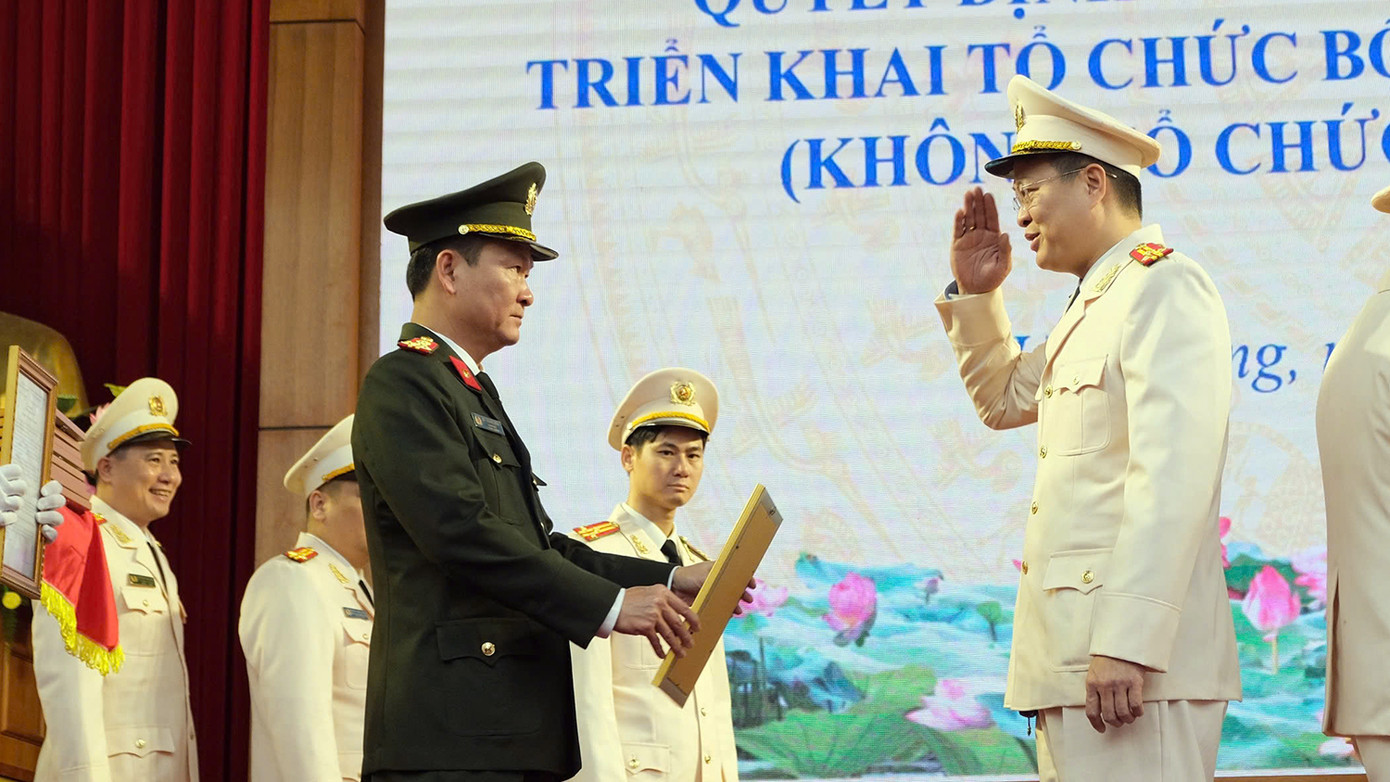 Đại tá Bùi Quang Bình - Giám đốc Công an tỉnh Hải Dương - trao quyết định cho các cán bộ được điều động, bố trí vị trí công tác mới.