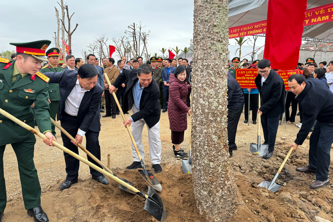 Các đại biểu thực hiện nghi thức phát động "Tết trồng cây" tại Hải Phòng. Các đại biểu thực hiện nghi thức phát động "Tết trồng cây" tại Hải Phòng.