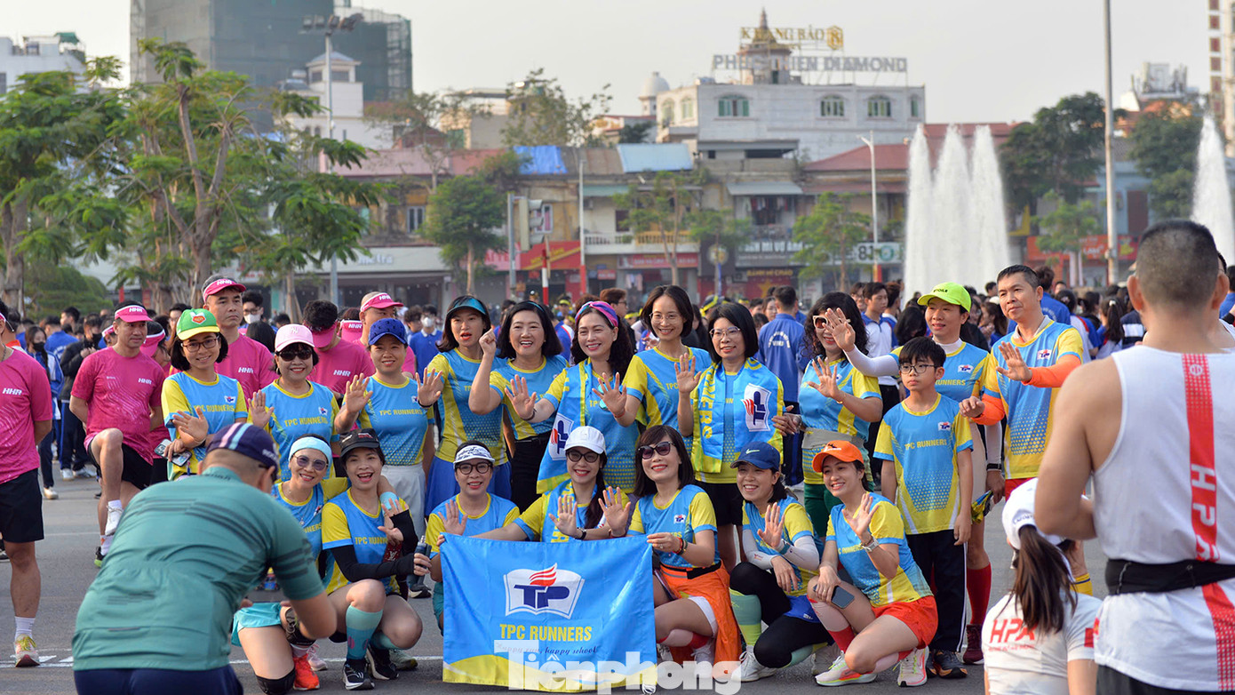 Nhiều nhóm, câu lạc bộ chụp ảnh lưu niệm sau khi hoàn thành cự ly 5km với tinh thần vui tươi.