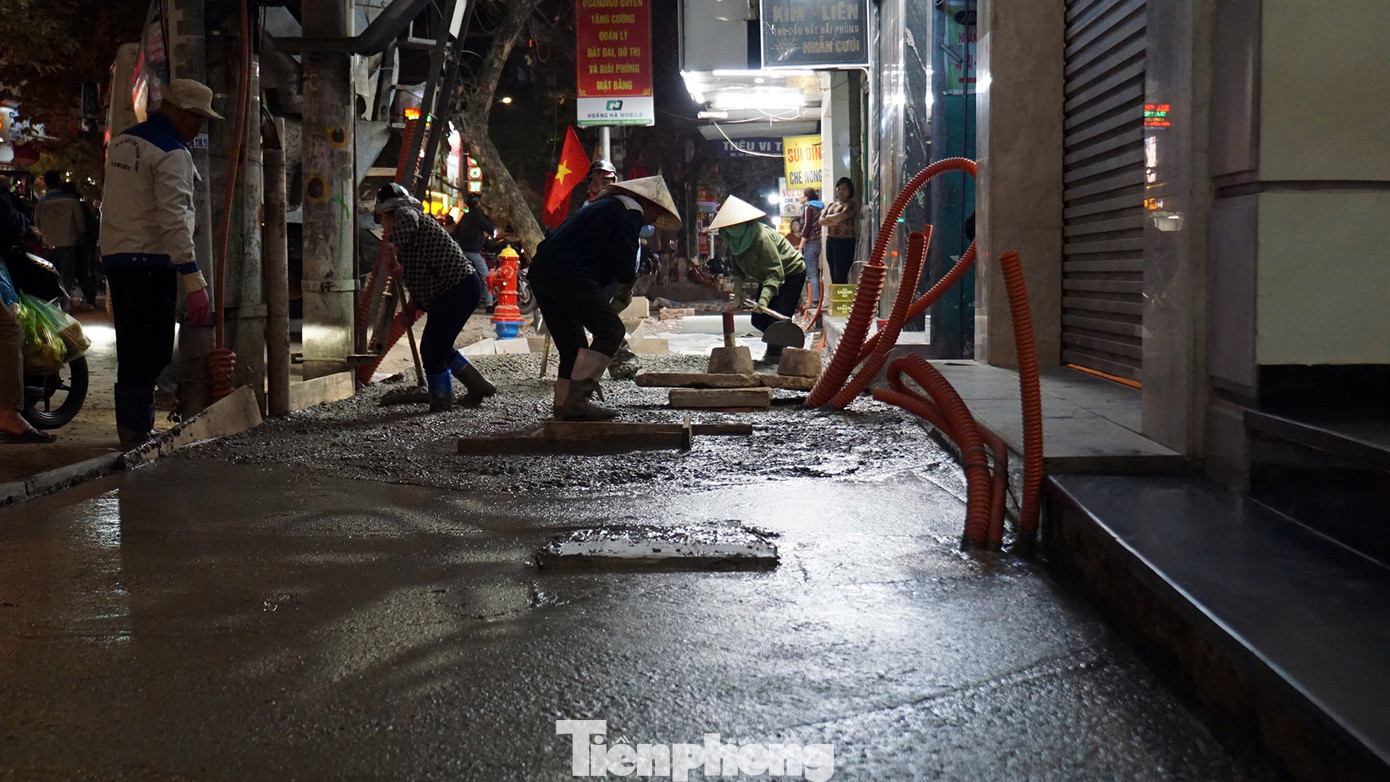 Công nhân cán bê tông một đoạn vỉa hè phố Cầu Đất đêm 23/1 (tức ngày 24 Tháng Chạp Tết Nguyên đán Ất Tỵ 2025).
