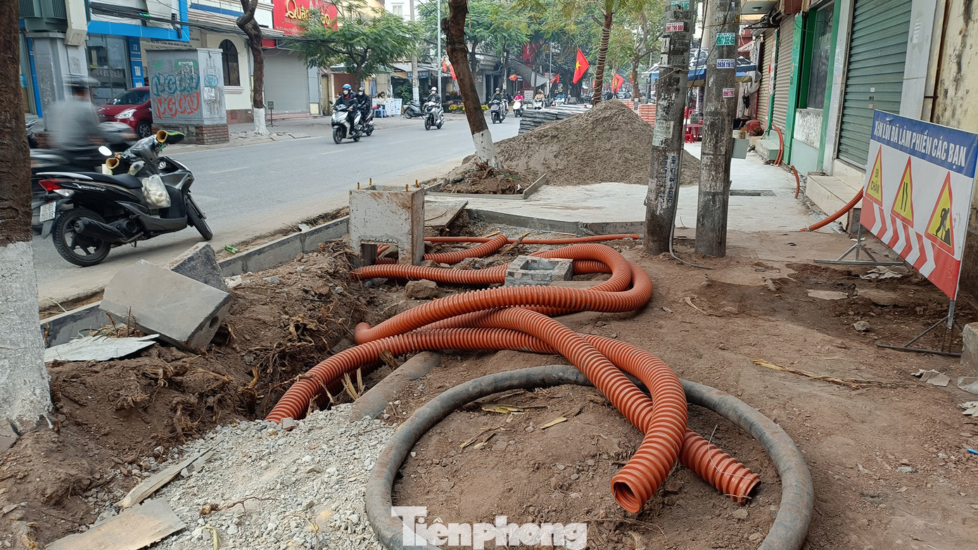 Vật liệu ngổn ngang, hàng trăm cửa hàng trên phố Lương Khánh Thiện cửa đóng then cài cao điểm kinh doanh dịp Tết.