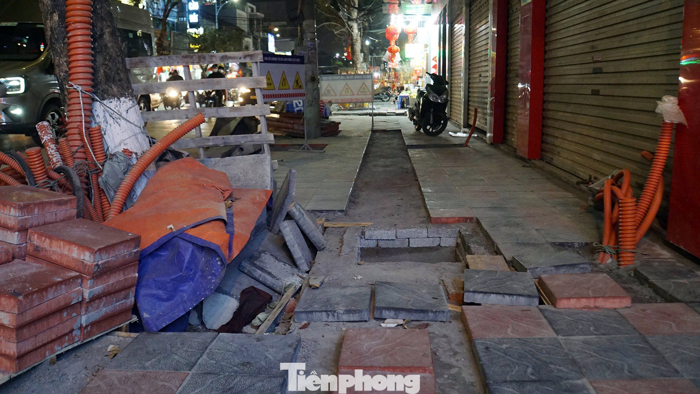 Một đoạn vỉa hè phố Cầu Đất lát đá dở dang ngày cận Tết.