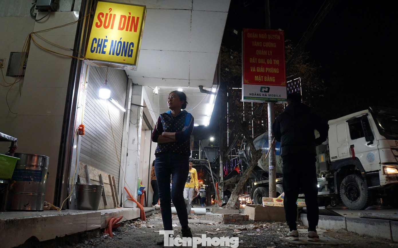 Bà P.H.L (hơn 60 tuổi, ở phố Cầu Đất) cho biết, gần 2 tháng trước Tết, vỉa hè phố Cầu Đất bị lật tung phục vụ thi công, cải tạo, lát đá vỉa hè. Tuy nhiên, đến ngày cận Tết mới đổ bê tông một đoạn phố khiến các hộ kinh doanh khốn khổ.