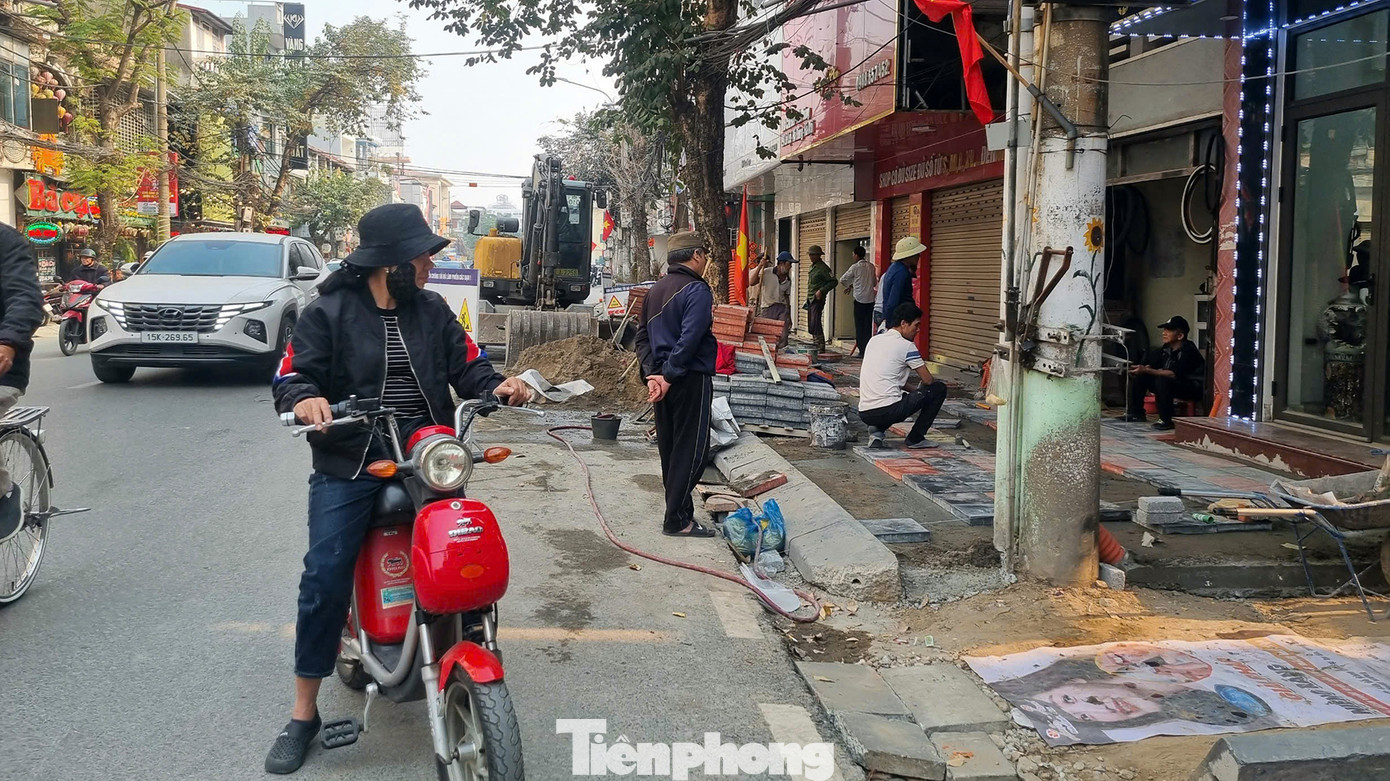 Một đoạn ngắn phố Cầu Đất được lát đá vỉa hè theo kiểu "xôi lạc" ngày cận Tết.