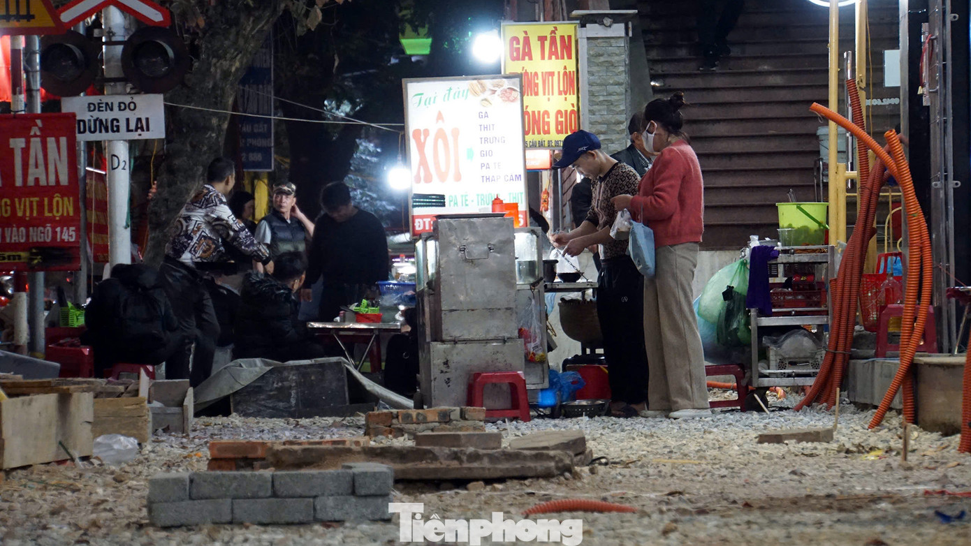 Theo bà, gần 2 tháng nay, vỉa hè bị lật tung, vật liệu ngổn ngang lòng đường, mỗi khi công nhân làm việc kết hợp xe cộ kẹt cứng, bụi mù mịt khiến các cửa hàng kinh doanh ẩm thực ế hàng. Còn các hộ kinh doanh quần áo, kim hoàn, bánh trái đóng cửa vì bụi. Chỉ lác đác vài quán ăn vỉa hè bán mưu sinh.