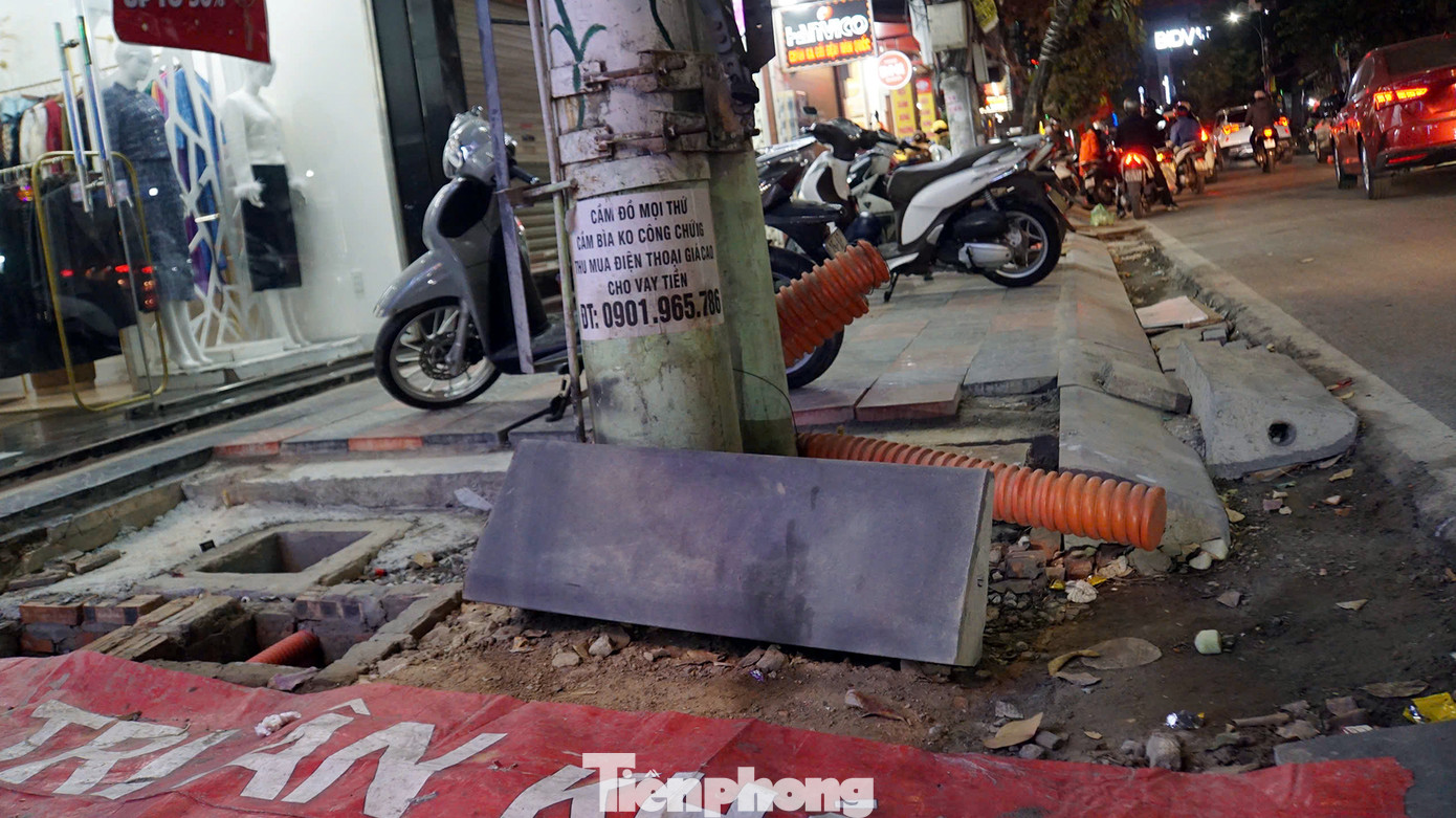 Trên vỉa hè phố Cầu Đất, nhiều hố kỹ thuật, cống thoát nước không được rào chắn tiềm ẩn nguy cơ xảy ra sự cố.