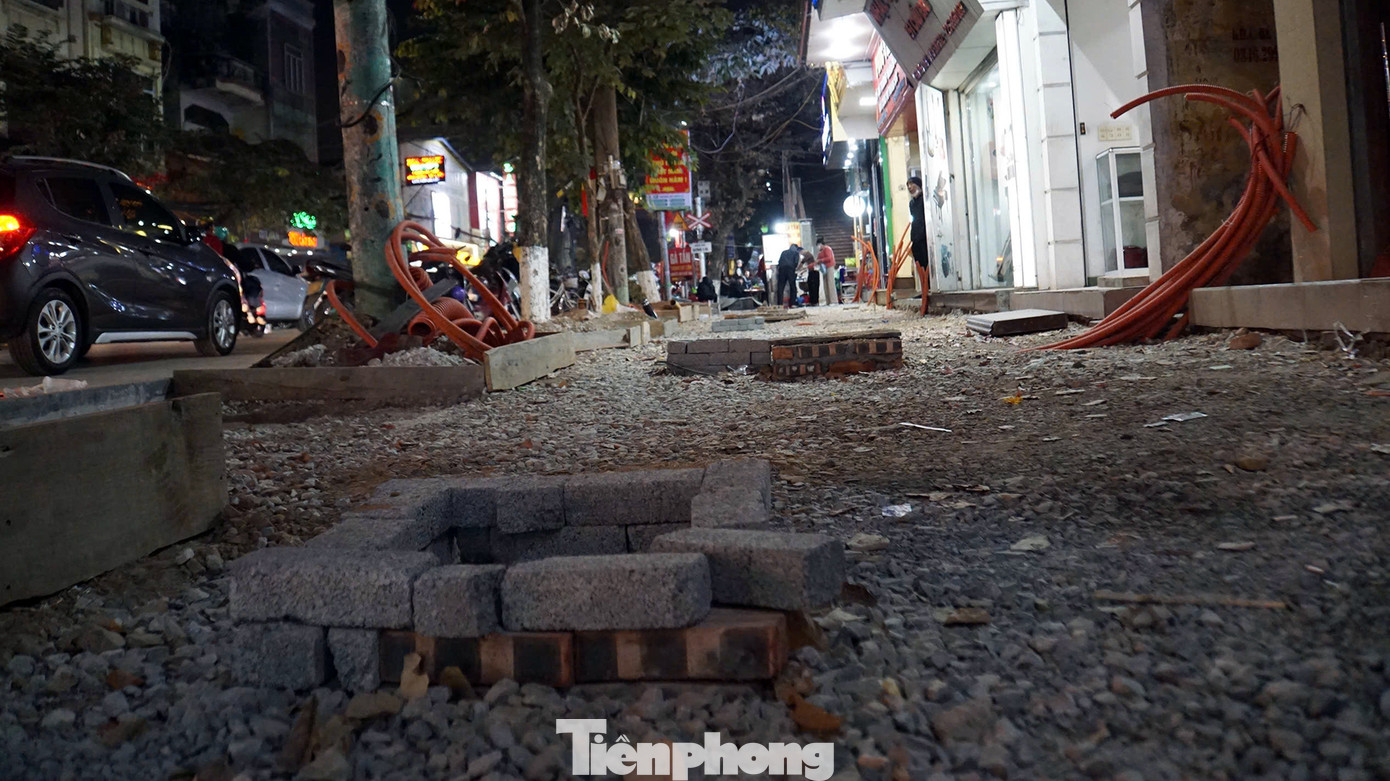 Ghi nhận PV Tiền Phong tối 23/1, đơn vị thi công cải tạo vỉa hè phố Cầu Đất (Hải Phòng) tổ chức xe bồn đổ bê tông vỉa hè khiến tuyến phố ùn tắc, các phương tiện di chuyển khó khăn trong nhiều giờ.