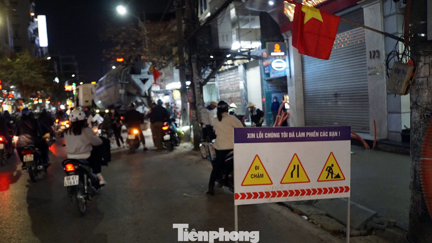 Phố Cầu Đất hàng chục năm nay nổi tiếng với nhiều cửa hàng kim hoàn, bánh trung thu, ẩm thực đặc trưng của thành phố Cảng. Tuyến đường dù chỉ dài khoảng 1km nhưng là điểm nút thắt cổ chai, hầu hết các phương tiện từ các trục giao thông chính như Lạch Tray, Hồ Sen - Tô Hiệu, Đông Khê - Lê Lợi đều qua phố Cầu Đất để vào Trung tâm Chính trị - Hành Chính, nhà hát thành phố, dải vườn hoa trung tâm... Do đó, lưu lượng phương tiện di chuyển rất lớn.