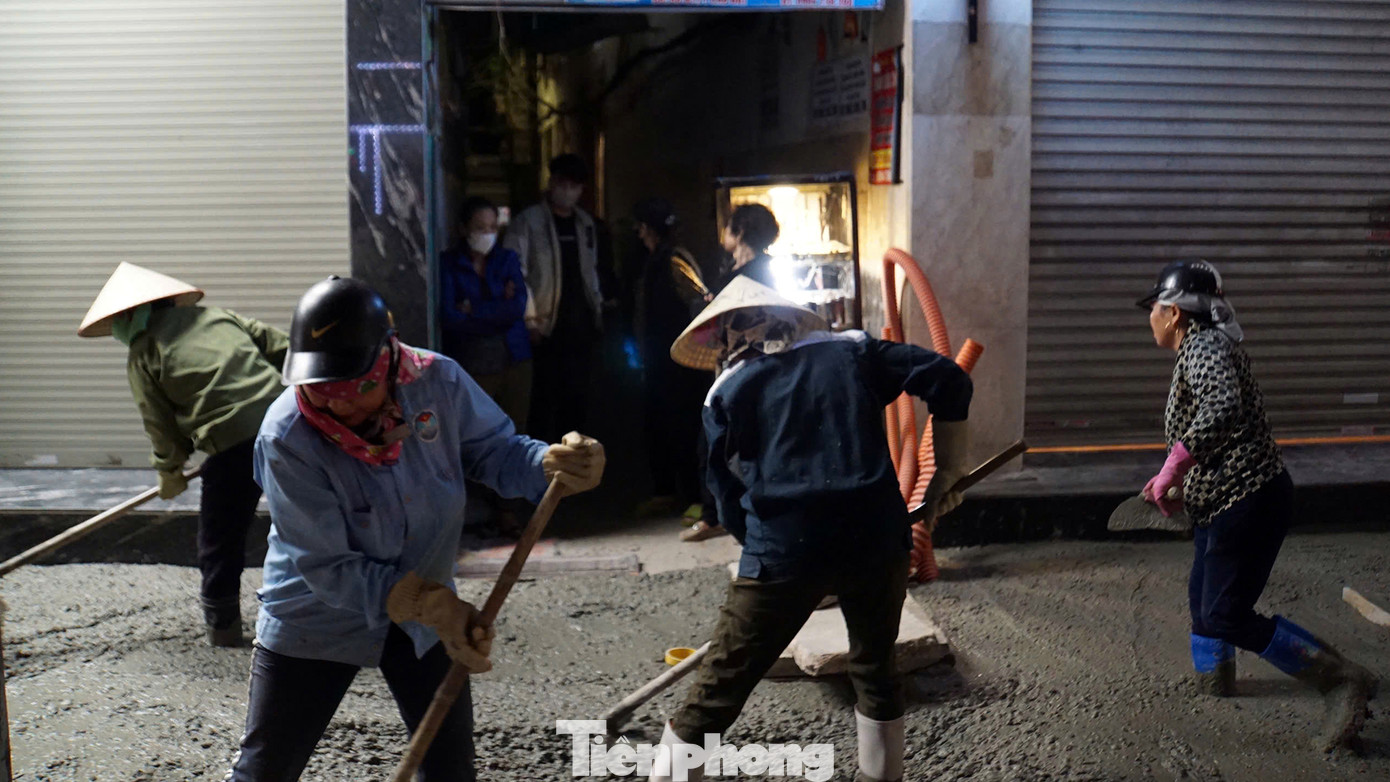 Nhiều hộ ở trong ngõ di chuyển rất khó khăn do vỉa hè thi công cận Tết, vật liệu ngổn ngang.