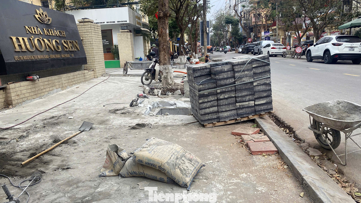 Cũng theo ghi nhận của PV Tiền Phong, vỉa hè nhiều tuyến phố trung tâm như: Minh Khai, Mê Linh, Hồ Xuân Hương, Lương Khánh Thiện, Cù Chính Lan... cũng đồng loạt được đơn vị thi công đào lên dịp cận Tết để cải tạo, lát đá.