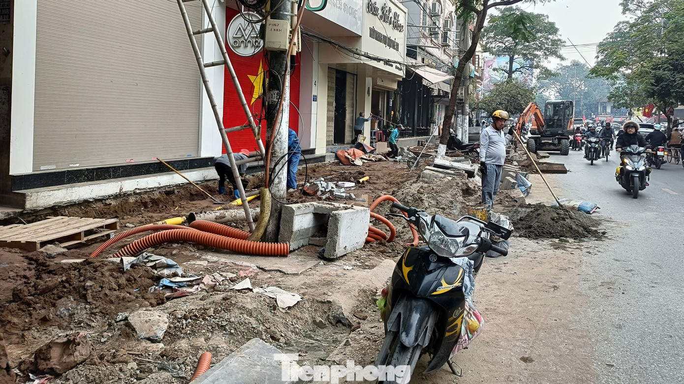 Một đoạn vỉa hè trên phố Lương Khánh Thiện được đào xới từ đầu tháng 1/2025.