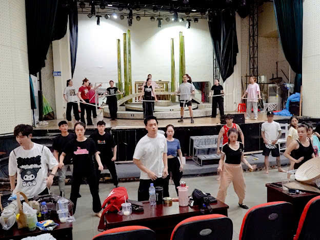 Các nghệ sĩ tập luyện các tiết mục biểu diễn chuẩn bị đêm nghệ thuật chào mừng hợp nhất Hải Phòng và Hải Dương.