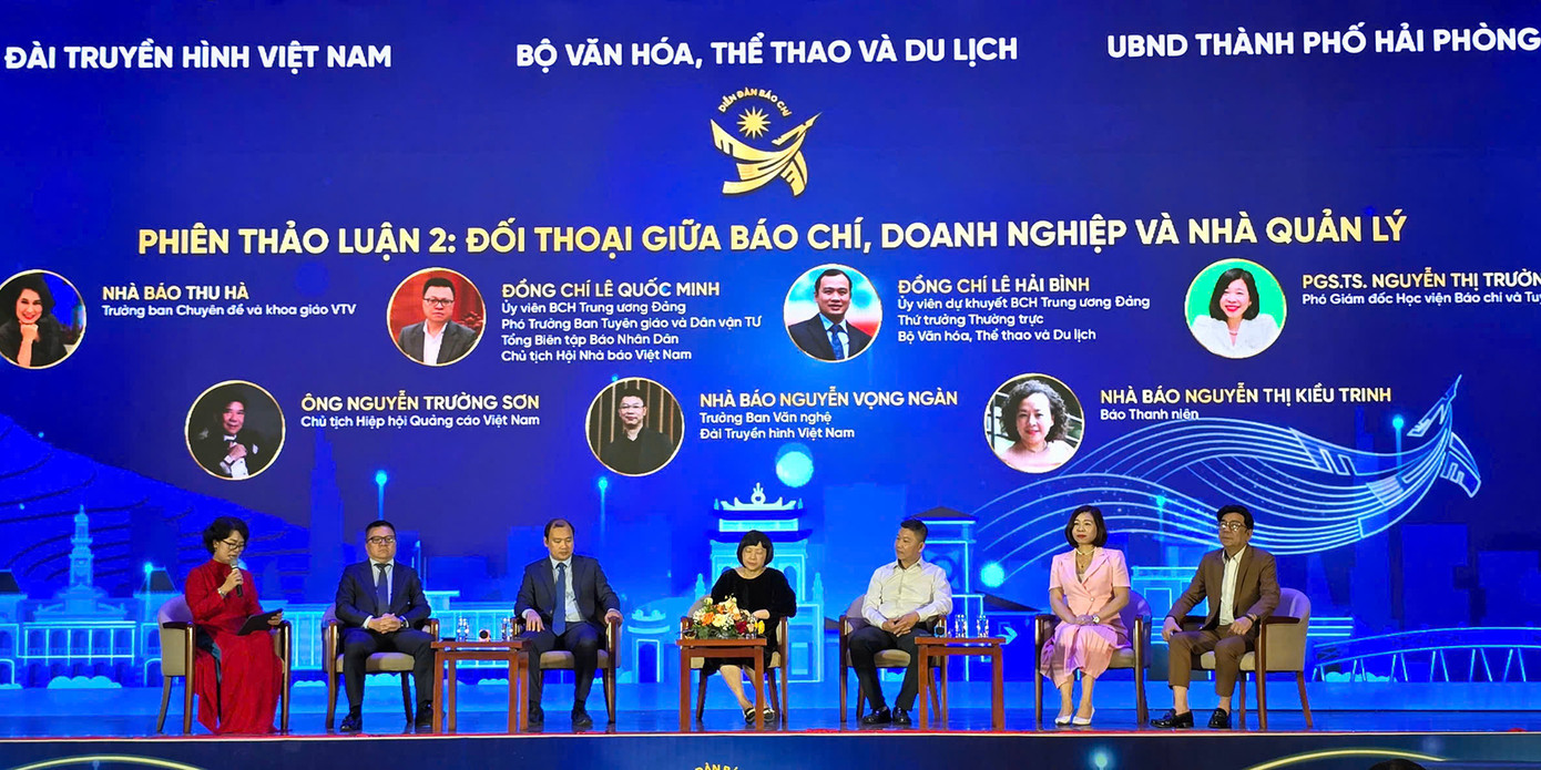 Các đại biểu thảo luận, đối thoại tại diễn đàn.