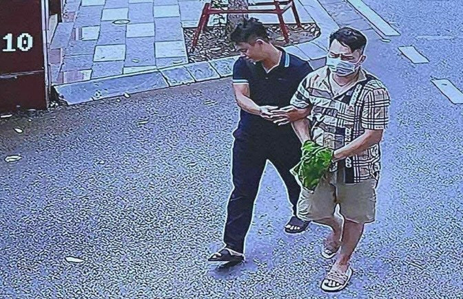 Hình ảnh Tiến "bịp" bị dẫn giải về trụ sở.