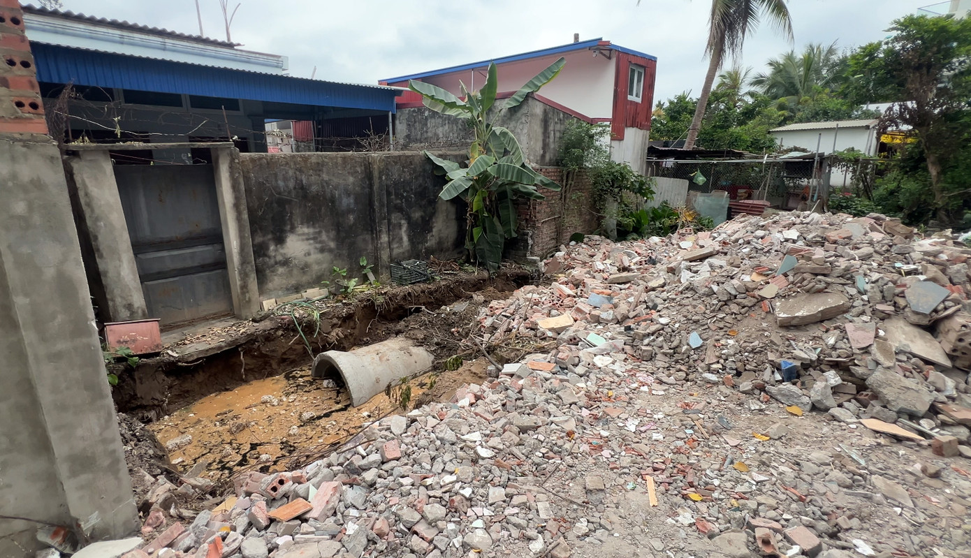 Khu vực cống thoát nước thải trong khu đô thị, giáp ranh tổ 30, tổ 32 phường Đông Khê (Ngô Quyền, Hải Phòng) bị các đối tượng phá hủy, làm thay đổi dòng chảy nước thải, ô nhiễm môi trường khu dân cư. Khu vực cống thoát nước thải trong khu đô thị, giáp ranh tổ 30, tổ 32 phường Đông Khê (Ngô Quyền, Hải Phòng) bị các đối tượng phá hủy, làm thay đổi dòng chảy nước thải, ô nhiễm môi trường khu dân cư.