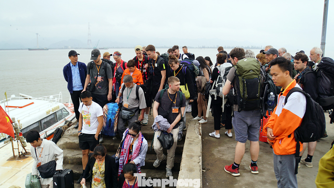 Ở chiều ngược lại, hàng nghìn du khách nước ngoài từ đất liền ra đảo Cát Bà lựa chọn xuồng cao tốc, tại khu vực bến phà Gót (cũ).