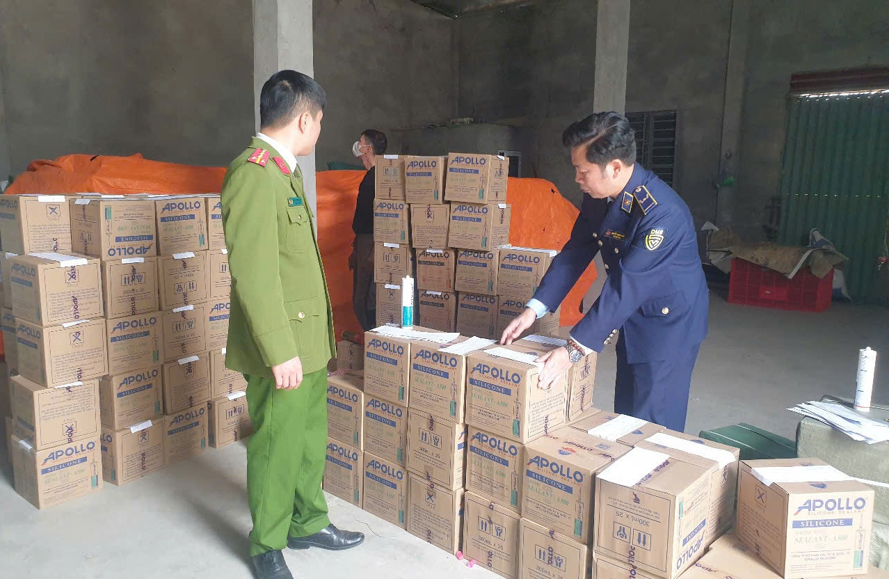 Lực lượng chức năng kiểm tra lô hàng.