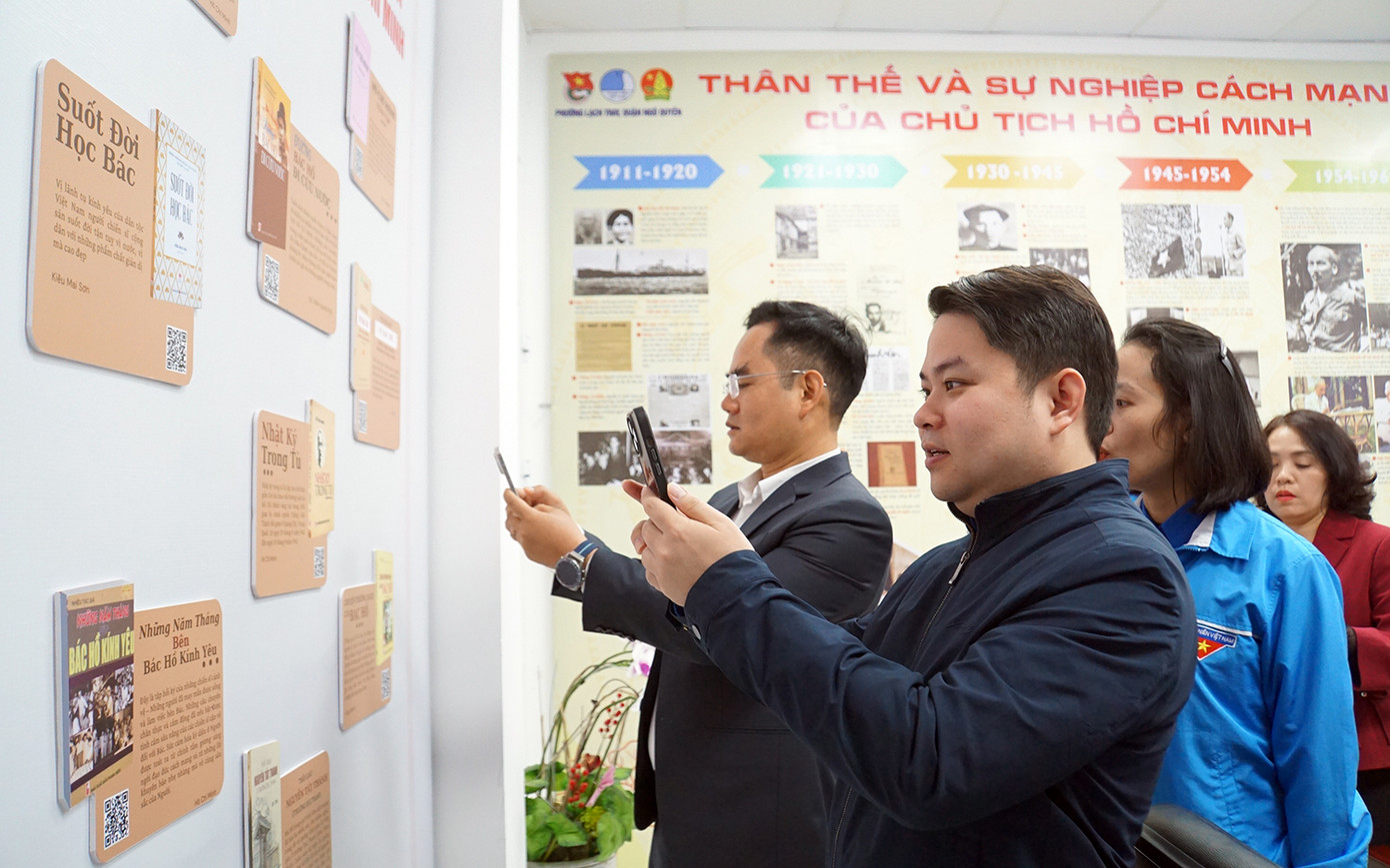 Các đại biểu quét mã QR hướng dẫn và giới thiệu về tiểu sử, thân thế, sự nghiệp của Chủ tịch hồ Chí Minh cho các em thiếu nhi tại mô hình "Không gian văn hóa Hồ Chí Minh", phường Lạch Tray (Ngô Quyền, Hải Phòng). Các đại biểu quét mã QR hướng dẫn và giới thiệu về tiểu sử, thân thế, sự nghiệp của Chủ tịch hồ Chí Minh cho các em thiếu nhi tại mô hình "Không gian văn hóa Hồ Chí Minh", phường Lạch Tray (Ngô Quyền, Hải Phòng).