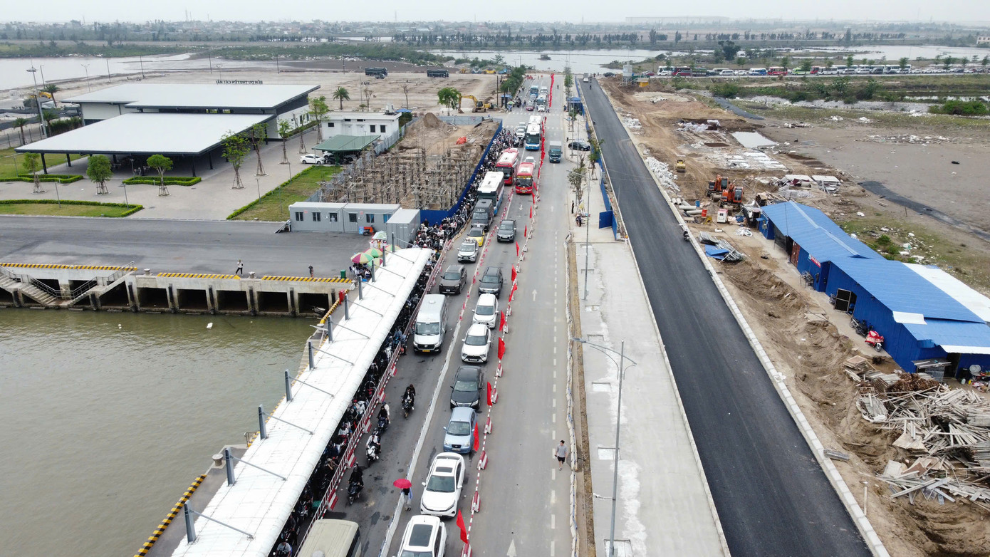 Ngày 30/4, bến phà Đồng Bài - Cái Viềng (huyện Cát Hải, TP Hải Phòng) chính thức mở rộng thêm làn xe ô tô, nâng cao năng lực tiếp đón, vận chuyển khách du lịch ra đảo Cát Bà.