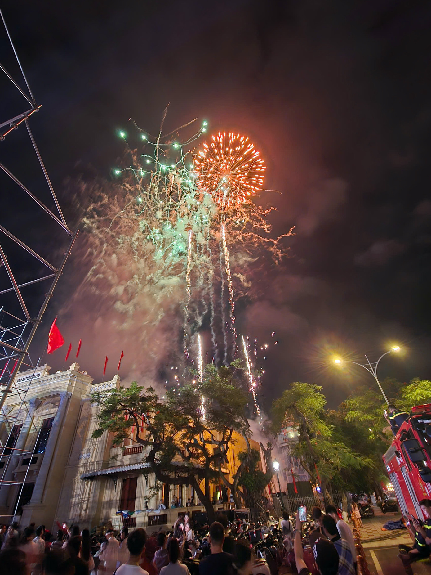 Người dân Hải Phòng xem màn bắn pháo hoa chào mừng sự kiện hợp nhất tỉnh Hải Dương và TP Hải Phòng.