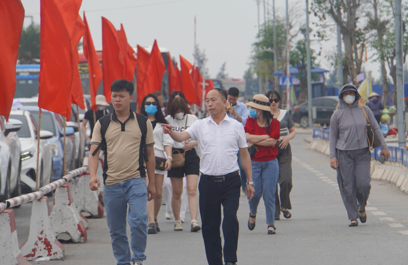 Năm nay, với việc mở rộng bến phà Đồng Bài - Cái Viềng, lực lượng liên ngành TP Hải Phòng đồng loạt triển khai các biện pháp hoạt động 5 phà mới (công suất 200 tấn), mở rộng bến đỗ xe gần ga cáp treo, hạn chế chở ô tô cá nhân, xe tải giờ cao điểm... đã cải thiện tình trạng ùn tắc phương tiện. Trong đó, lượng lớn khách theo đoàn đã đi bộ lên phà và di chuyển bằng phương tiện khác trên đảo.
