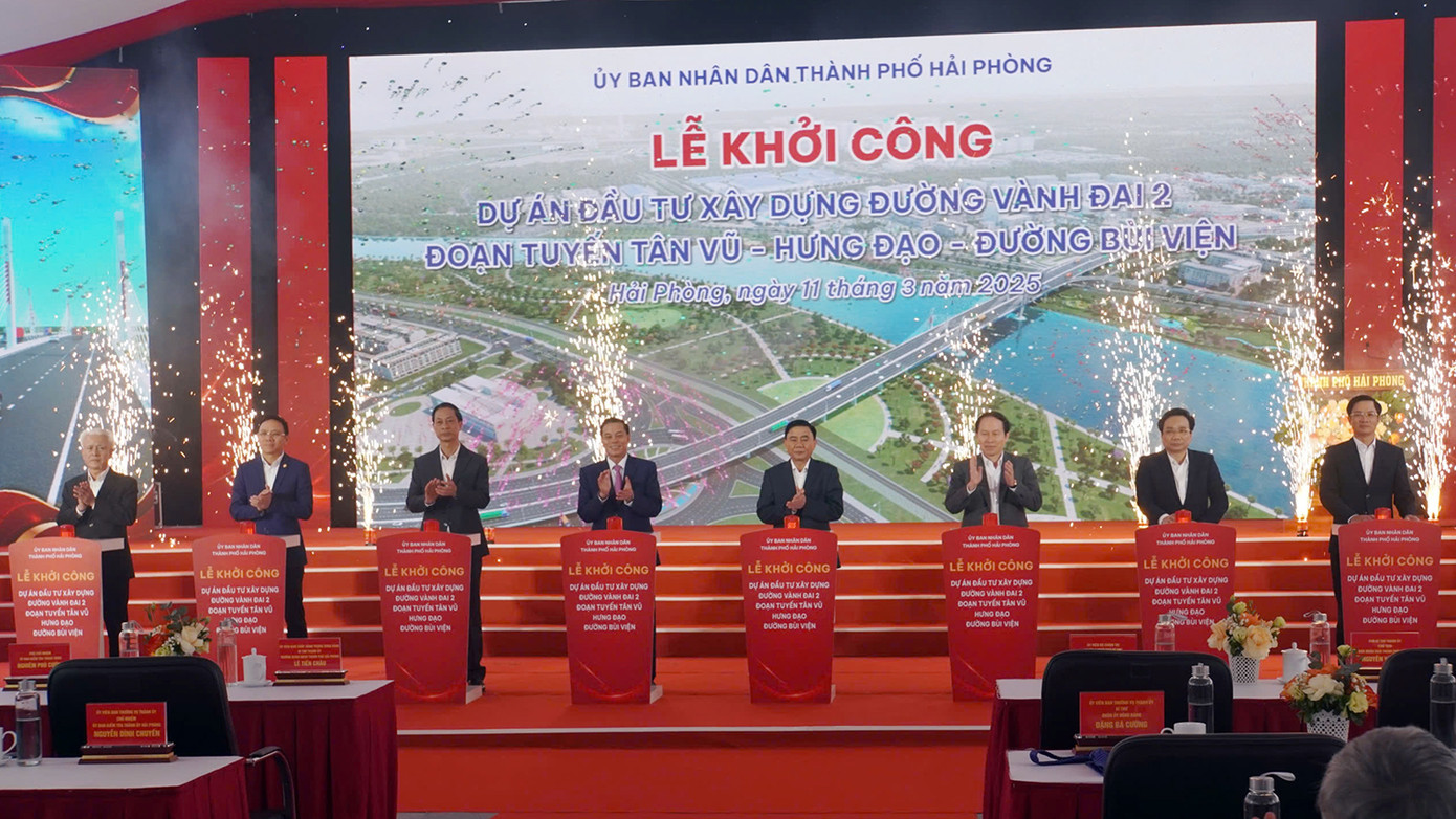 Thường trực Ban Bí thư Trần Cẩm Tú cùng các đại biểu bấm nút khởi công dự án. Thường trực Ban Bí thư Trần Cẩm Tú cùng các đại biểu bấm nút khởi công dự án.