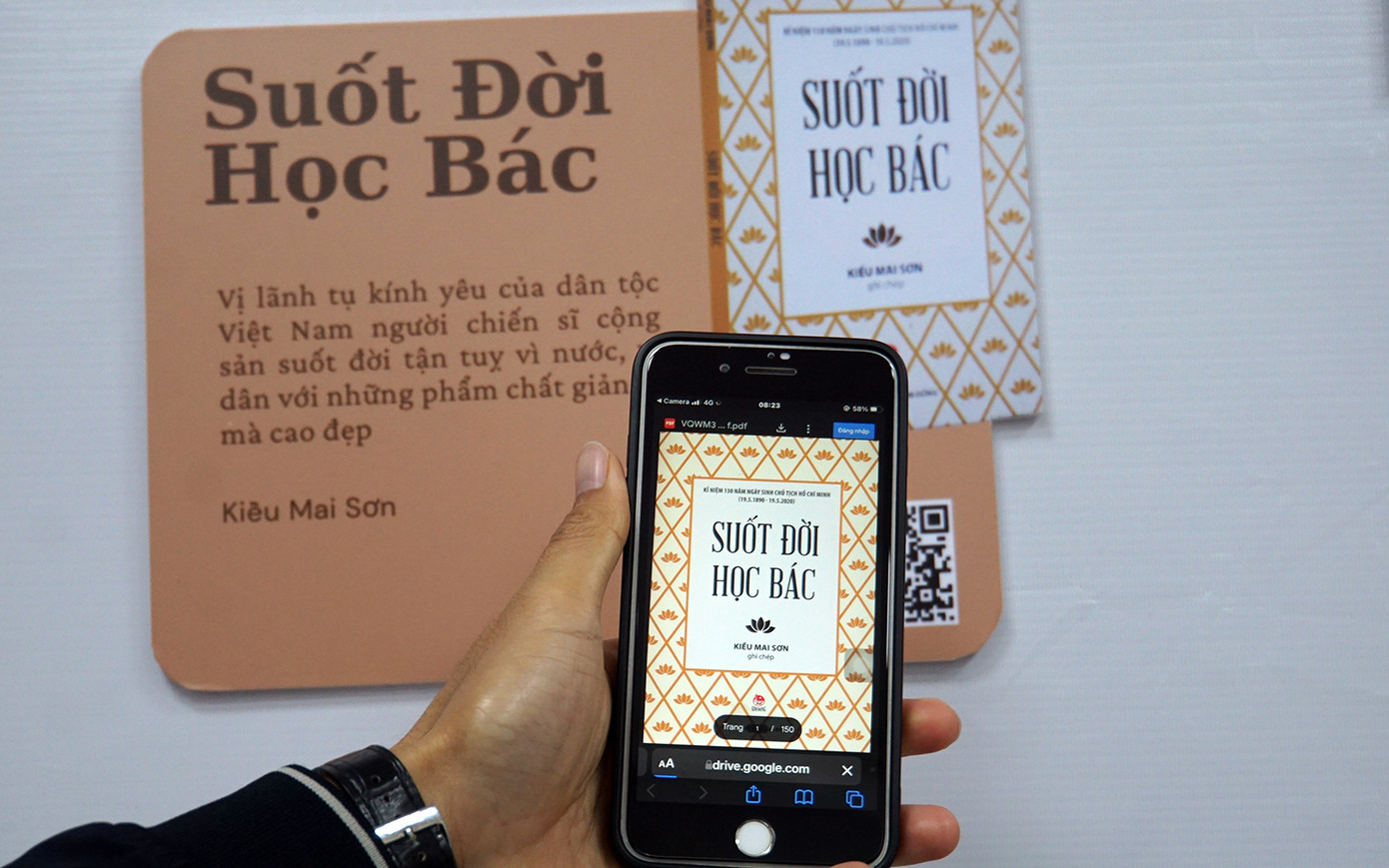 Các đại biểu quét mã QR hướng dẫn và giới thiệu về tiểu sử, thân thế, sự nghiệp của Chủ tịch hồ Chí Minh cho các em thiếu nhi tại mô hình "Không gian văn hóa Hồ Chí Minh", phường Lạch Tray (Ngô Quyền, Hải Phòng). Các đại biểu quét mã QR hướng dẫn và giới thiệu về tiểu sử, thân thế, sự nghiệp của Chủ tịch hồ Chí Minh cho các em thiếu nhi tại mô hình "Không gian văn hóa Hồ Chí Minh", phường Lạch Tray (Ngô Quyền, Hải Phòng).