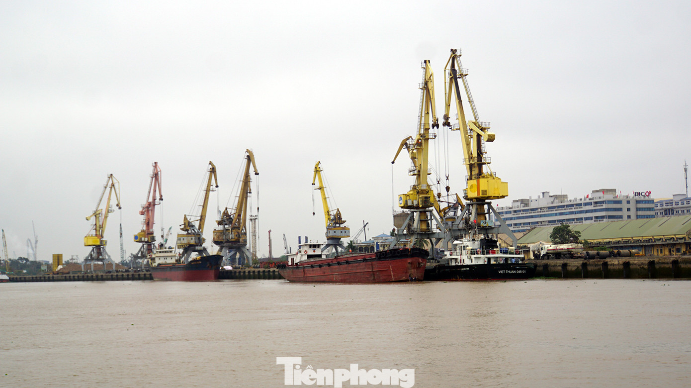 Dọc sông Cấm, một bên là những bến cảng một thời của Hải Phòng như: Hoàng Diệu, cảng Vật Cách, Chùa Vẽ... với những cần cẩu, kho bãi phục vụ các hoạt động xuất nhập khẩu. Một bên là Trung tâm hành chính - chính trị mới, khu đô thị Bắc Sông Cấm đang hình thành hiện đại, sôi động. Dọc sông Cấm, một bên là những bến cảng một thời của Hải Phòng như: Hoàng Diệu, cảng Vật Cách, Chùa Vẽ... với những cần cẩu, kho bãi phục vụ các hoạt động xuất nhập khẩu. Một bên là Trung tâm hành chính - chính trị mới, khu đô thị Bắc Sông Cấm đang hình thành hiện đại, sôi động.