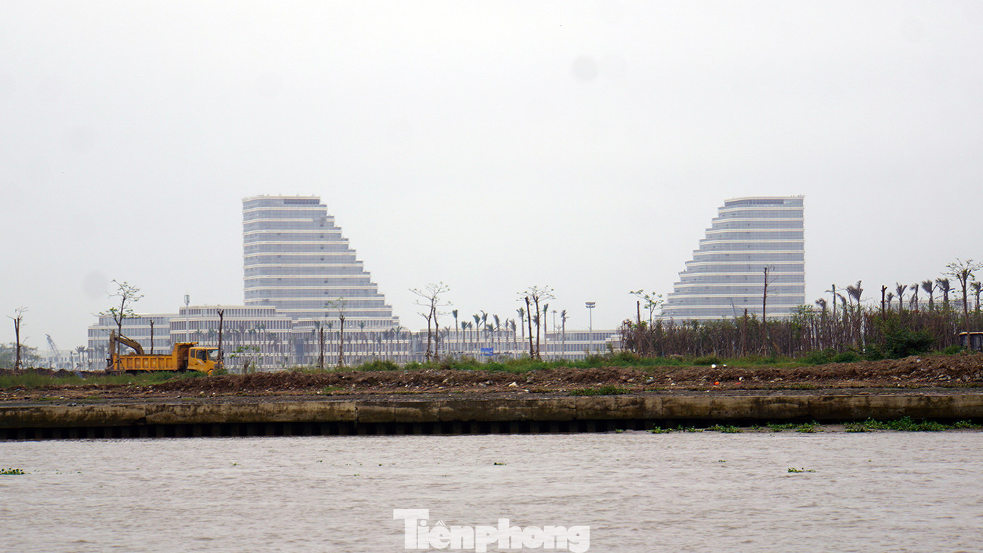 Trên thuyền dọc sông Cấm, người dân và du khách có thể trải nghiệm, ngắm nhìn Trung tâm Hành chính - chính trị thành phố Hải Phòng, các bến cảng, bến tàu, bến du thuyền, khu đô thị mới ven sông. Trên thuyền dọc sông Cấm, người dân và du khách có thể trải nghiệm, ngắm nhìn Trung tâm Hành chính - chính trị thành phố Hải Phòng, các bến cảng, bến tàu, bến du thuyền, khu đô thị mới ven sông.