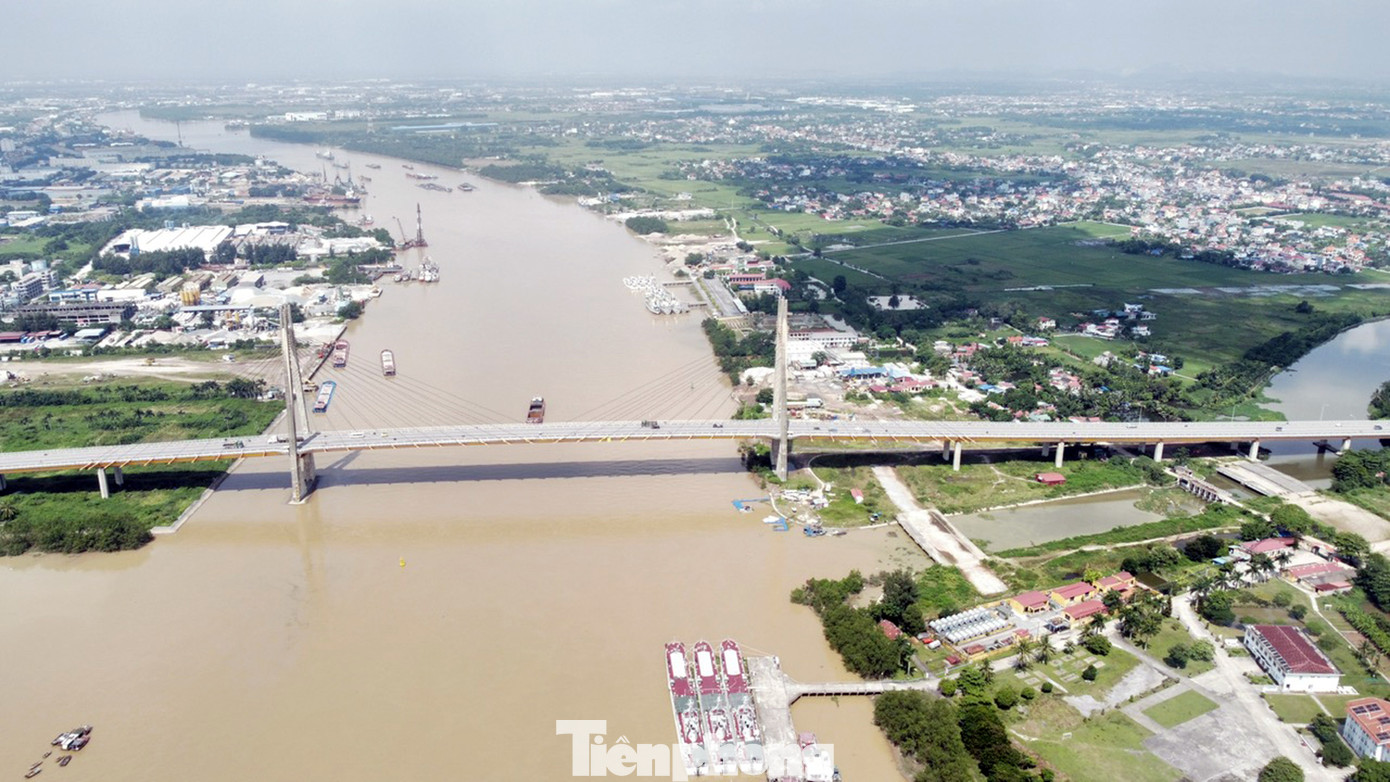 Trên thuyền dọc sông Cấm, người dân và du khách có thể trải nghiệm, ngắm nhìn Trung tâm Hành chính - chính trị thành phố Hải Phòng, các bến cảng, bến tàu, bến du thuyền, khu đô thị mới ven sông. Trên thuyền dọc sông Cấm, người dân và du khách có thể trải nghiệm, ngắm nhìn Trung tâm Hành chính - chính trị thành phố Hải Phòng, các bến cảng, bến tàu, bến du thuyền, khu đô thị mới ven sông.