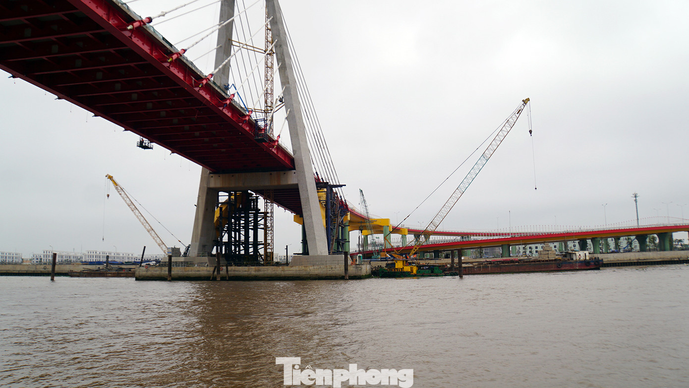 Dọc sông Cấm, một bên là những bến cảng một thời của Hải Phòng như: Hoàng Diệu, cảng Vật Cách, Chùa Vẽ... với những cần cẩu, kho bãi phục vụ các hoạt động xuất nhập khẩu. Một bên là Trung tâm hành chính - chính trị mới, khu đô thị Bắc Sông Cấm đang hình thành hiện đại, sôi động. Dọc sông Cấm, một bên là những bến cảng một thời của Hải Phòng như: Hoàng Diệu, cảng Vật Cách, Chùa Vẽ... với những cần cẩu, kho bãi phục vụ các hoạt động xuất nhập khẩu. Một bên là Trung tâm hành chính - chính trị mới, khu đô thị Bắc Sông Cấm đang hình thành hiện đại, sôi động.