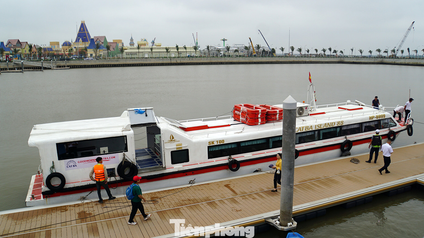 Trên thuyền dọc sông Cấm, người dân và du khách có thể trải nghiệm, ngắm nhìn Trung tâm Hành chính - chính trị thành phố Hải Phòng, các bến cảng, bến tàu, bến du thuyền, khu đô thị mới ven sông. Trên thuyền dọc sông Cấm, người dân và du khách có thể trải nghiệm, ngắm nhìn Trung tâm Hành chính - chính trị thành phố Hải Phòng, các bến cảng, bến tàu, bến du thuyền, khu đô thị mới ven sông.