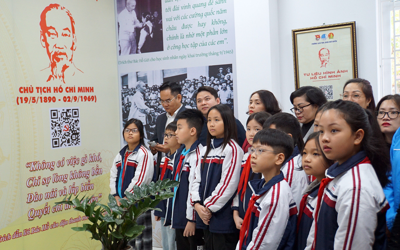 Các đại biểu quét mã QR hướng dẫn và giới thiệu về tiểu sử, thân thế, sự nghiệp của Chủ tịch hồ Chí Minh cho các em thiếu nhi tại mô hình "Không gian văn hóa Hồ Chí Minh", phường Lạch Tray (Ngô Quyền, Hải Phòng). Các đại biểu quét mã QR hướng dẫn và giới thiệu về tiểu sử, thân thế, sự nghiệp của Chủ tịch hồ Chí Minh cho các em thiếu nhi tại mô hình "Không gian văn hóa Hồ Chí Minh", phường Lạch Tray (Ngô Quyền, Hải Phòng).