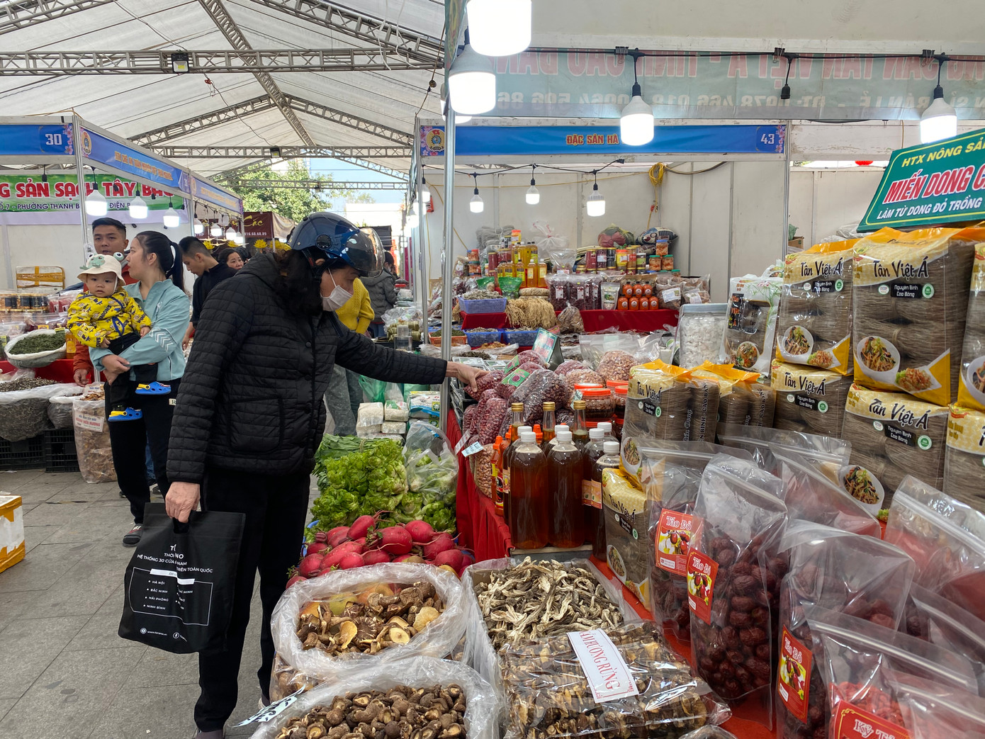 Bên cạnh đó, nhiều sản phẩm OCCOP tiêu biểu của các tỉnh/thành được bày bán với mức giảm giá ưu đãi ít nhất 10% dành cho công nhân, lao động.