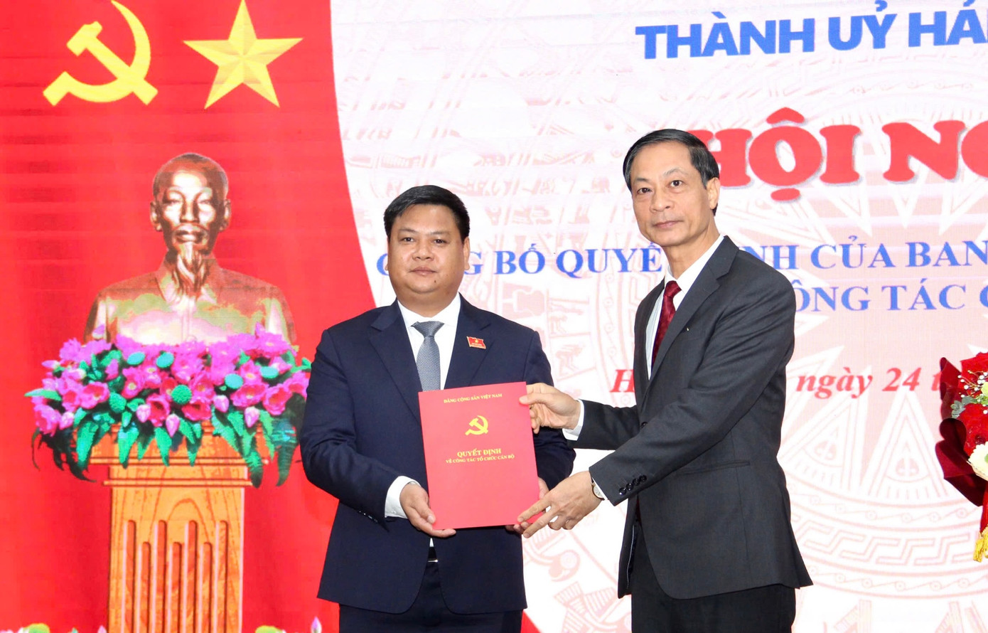 Ông Đỗ Mạnh Hiến - Phó Bí thư Thường trực Thành ủy trao quyết định cho tân Phó Bí thư Quận ủy An Dương. Ông Đỗ Mạnh Hiến - Phó Bí thư Thường trực Thành ủy trao quyết định cho tân Phó Bí thư Quận ủy An Dương.