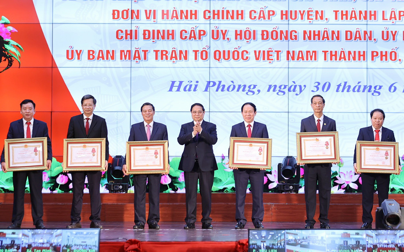 Thủ tướng Chính phủ Phạm Minh Chính trao tặng Huân chương Lao động của Chủ tịch nước cho các cán bộ chủ chốt TP Hải Phòng, tỉnh Hải Dương. Ảnh: Đoàn Bắc/Báo Chính phủ