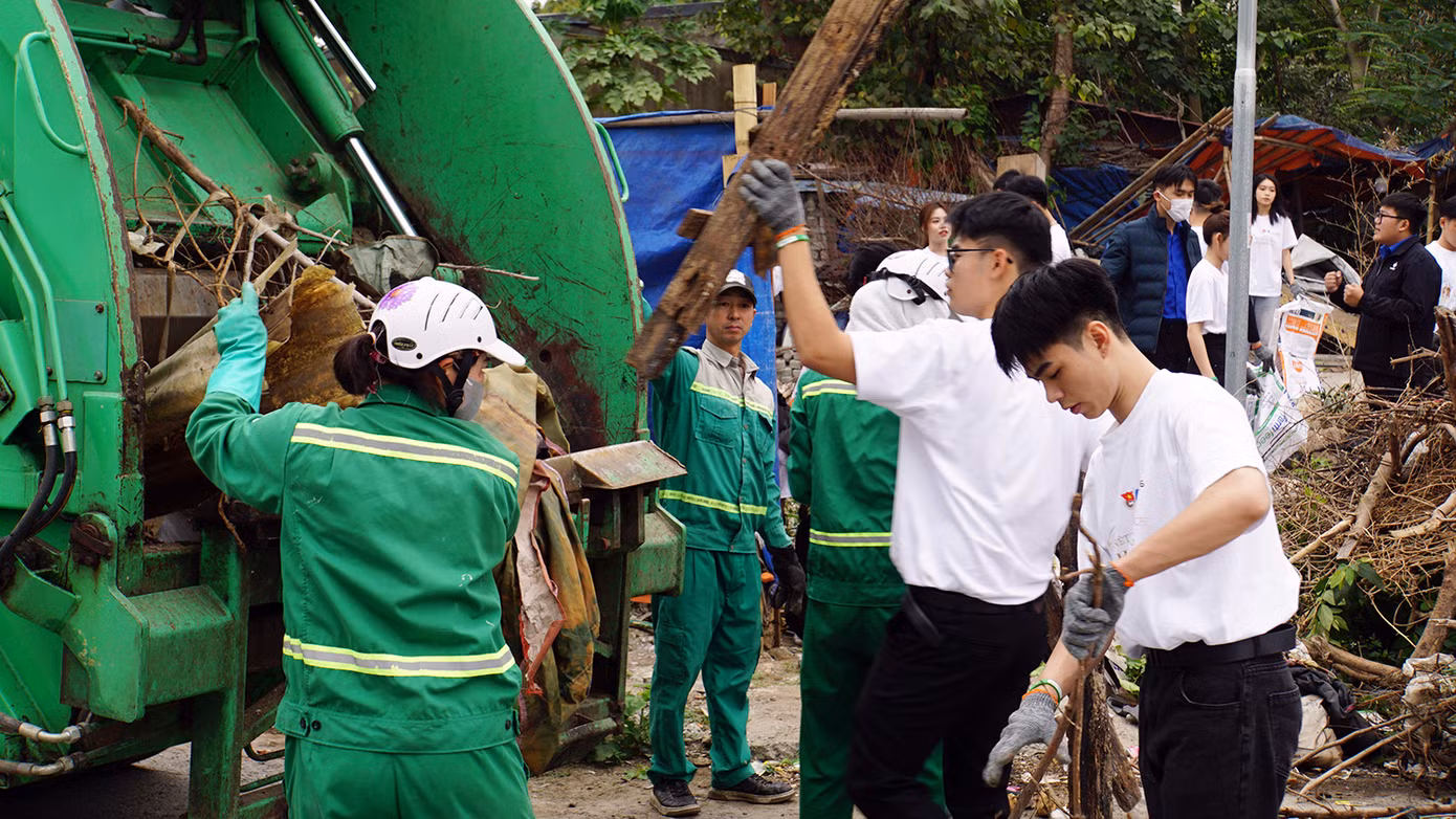 50 thí sinh cuộc thi “Nét đẹp thanh lịch Hải Phòng” lần thứ nhất tham gia dọn dẹp vệ sinh, xóa biển quảng cáo và đổi rác thải nhựa, pin đã sử dụng. 50 thí sinh cuộc thi “Nét đẹp thanh lịch Hải Phòng” lần thứ nhất tham gia dọn dẹp vệ sinh, xóa biển quảng cáo và đổi rác thải nhựa, pin đã sử dụng.