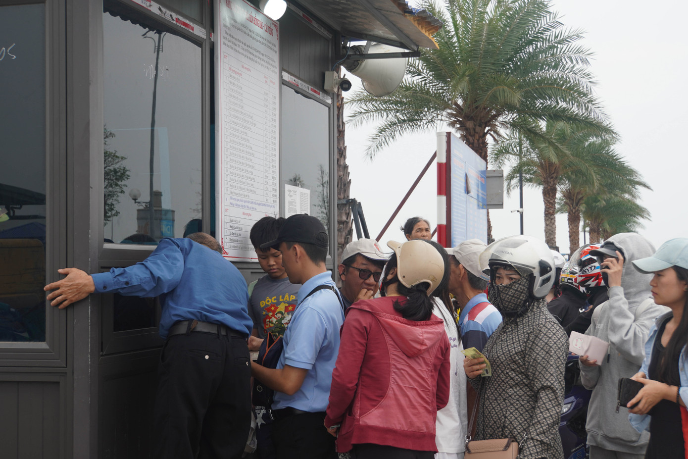 Khu vực quầy bán vé luôn trong tình trạng kín khách xếp hàng mua vé lên phà.