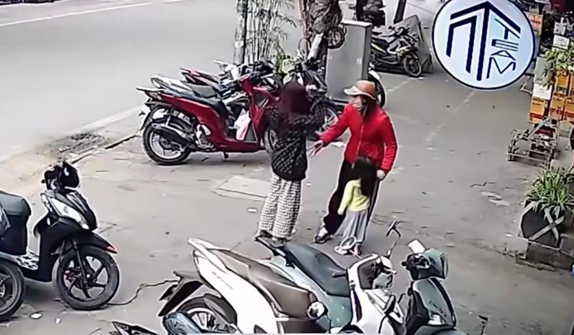 Người dân phát hiện bé gái (4 tuổi) đi bộ cùng người lạ mặt đón khỏi trường mầm non.