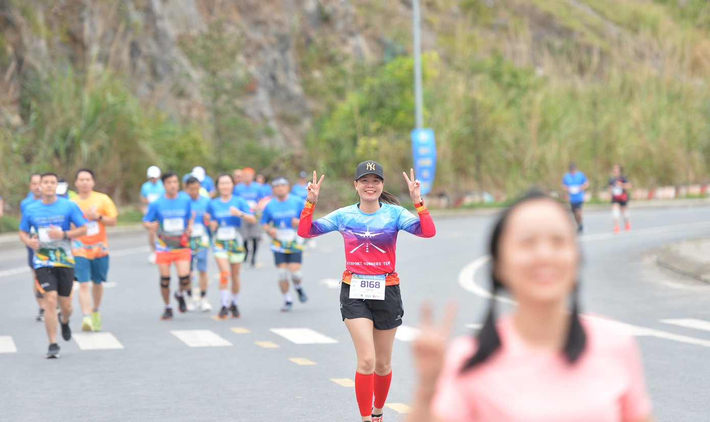 Đặc biệt, hoàng hôn trên vịnh Lan Hạ đã mang đến cho những vận động viên nhiều trải nghiệm thú vị cùng với khoảnh khắc đáng nhớ. Đặc biệt, hoàng hôn trên vịnh Lan Hạ đã mang đến cho những vận động viên nhiều trải nghiệm thú vị cùng với khoảnh khắc đáng nhớ.