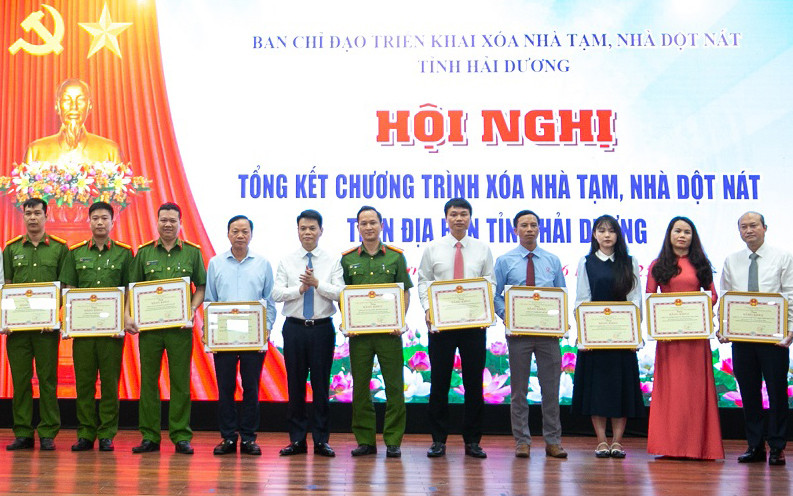 Ông Lê Ngọc Châu - Chủ tịch UBND tỉnh Hải Dương tặng bằng khen cho các tập thể, cá nhân tiêu biểu trong thực hiện chương trình xóa nhà tạm, nhà dột nát trên địa bàn tỉnh. Ông Lê Ngọc Châu - Chủ tịch UBND tỉnh Hải Dương tặng bằng khen cho các tập thể, cá nhân tiêu biểu trong thực hiện chương trình xóa nhà tạm, nhà dột nát trên địa bàn tỉnh.