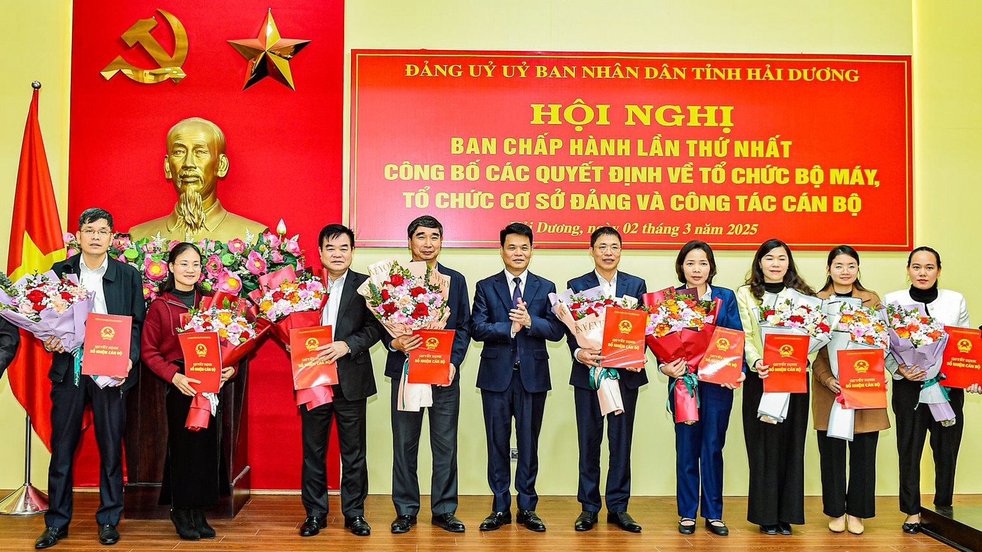 Ông Lê Ngọc Châu - Bí thư Đảng ủy, Chủ tịch UBND tỉnh Hải Dương trao các quyết định thành lập các cơ quan chuyên trách tham mưu của Đảng ủy UBND tỉnh. Ảnh: Thành Chung/Báo Hải Dương Ông Lê Ngọc Châu - Bí thư Đảng ủy, Chủ tịch UBND tỉnh Hải Dương trao các quyết định thành lập các cơ quan chuyên trách tham mưu của Đảng ủy UBND tỉnh. Ảnh: Thành Chung/Báo Hải Dương