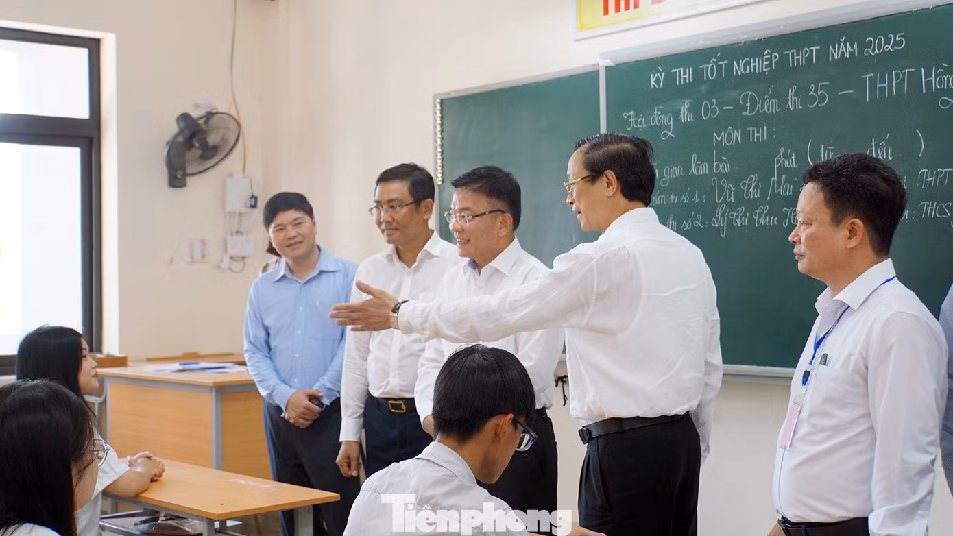 Phó Thủ tướng Lê Thành Long giao lưu, trò chuyện và dặn dò các em học sinh tại điểm thi Trường THPT Hồng Bàng.
